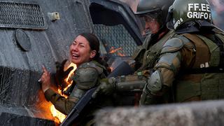 Dos policías chilenas envueltas en llamas por una molotov: la historia detrás de la foto