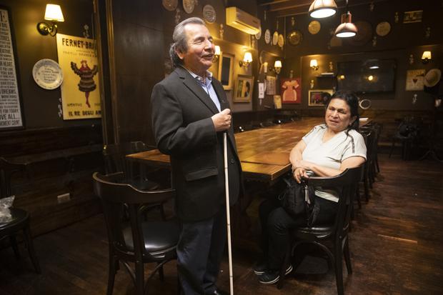 El periodista y escritor con discapacidad visual, Jorge Llerena, y su esposa Lourdes Montoya se dirigieron al restaurante para probar este nuevo sistema (foto: Hugo Pérez).