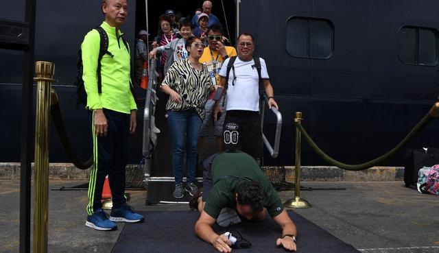 Los pasajeros del crucero rechazado por varios países por temor al coronavirus comenzaron este viernes el camino de regreso a casa, después de que las autoridades de Camboya les permitieran desembarcar. (AFP).