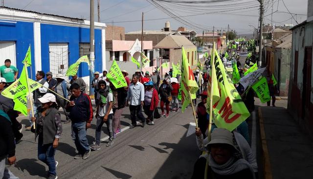 Manifestantes iniciaron marcha en contra del proyecto Tía María, en la zona de Valle de Tambo. (Foto: Zenaida Condori)