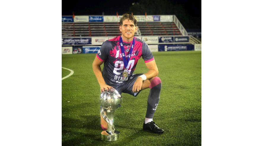 Gianluca Di Laura, campeón con el Pantoja de la Liga dominicana de fútbol. FOTO: Facebook personal.
