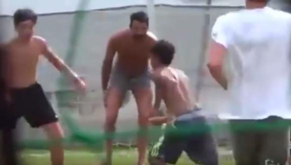 Buffon disfruta sus vacaciones jugando fútbol con niños [VIDEO]