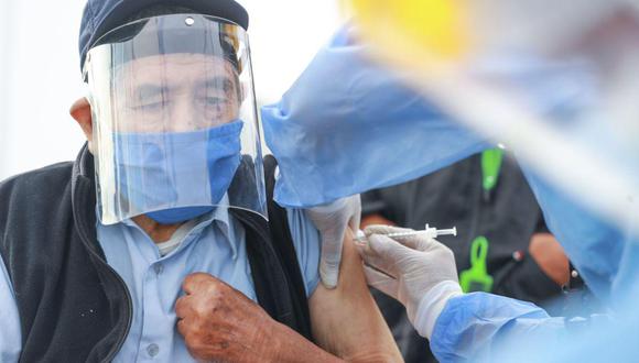 El miércoles 30 de junio inició la inmunización a los adultos mayores de 50 años en Lima y Callao. (Foto: Andina)