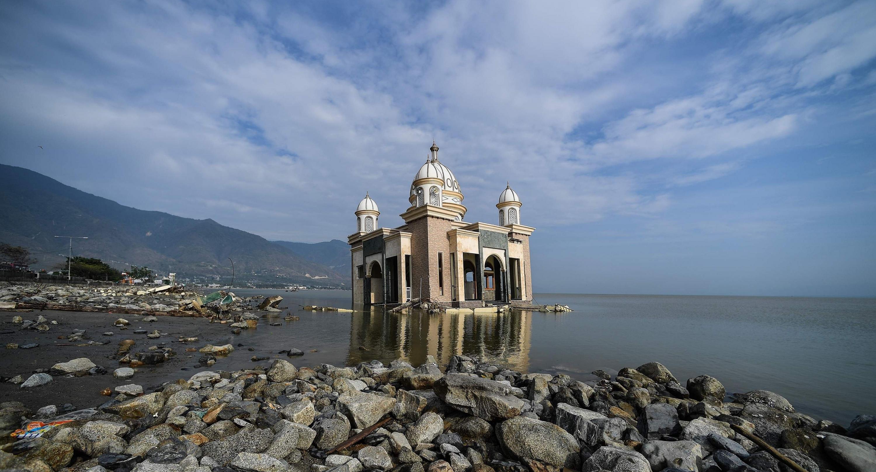 Una mezquita de la ciudad de Palu que fue afectada por el terremoto y tsunami que el viernes sacudió Indonesia. (AFP).