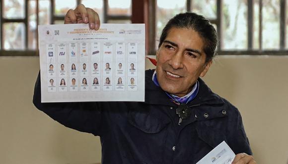 El candidato presidencial de Ecuador por una coalición de movimientos de izquierda, Yaku Pérez, en un colegio electoral en Tarqui, provincia de Azuay, el 20 de agosto de 2023. (Foto de Cristina Vega RHOR / AFP)