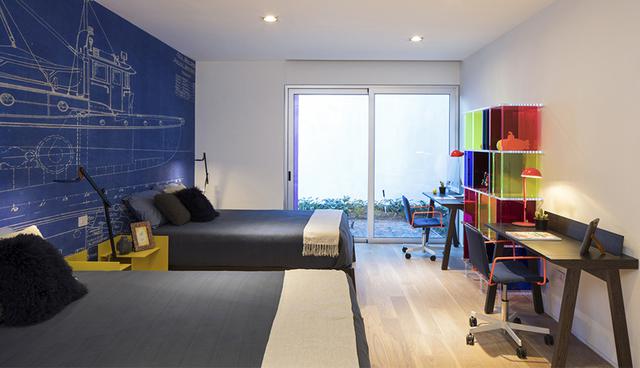 Esta casa cuenta con tres habitaciones de amplias dimensiones. Para los más pequeños,  se acondicionó un mueble de almacenamiento colorido y un amplio mural azul en cabecera. (Foto: Moneo Brock)