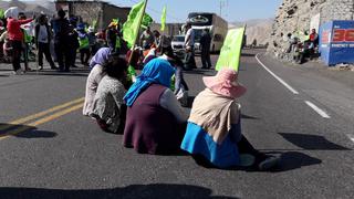 Marcha y bloqueo durante el primer día de protestas en Islay [CRÓNICA]