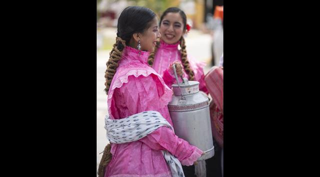 En Moche también bailan las negras de Calazán, grandes muñecas de carrizo y papel cometa que alegran las festividades con sus rígidos brazos y el infaltable pañuelo.