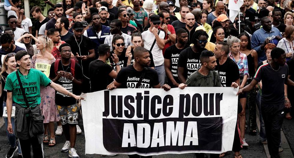 En total, unas 20 mil personas salieron a las calles de París. Otras 2.500 lo hicieron en Lille, 1.800 más en Marsella y 1.200 en Lyon. Todas ellas lo hicieron bajo el lema de ‘Black Lives Matters’ y exigiendo justicia por un caso sucedido en el 2016. (Foto: Archivo AFP / Kenzo Tribouillard)