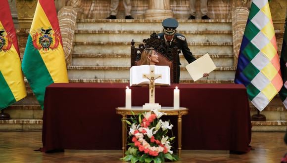 Tras la dimisión de Evo Morales a la presidencia de Bolivia, Jeanine Áñez ocupó el cargo y llegó a la Sede del Ejecutivo anunciando que con ella volvía la Biblia al Palacio. El factor religioso ha sido uno de los muchos protagonistas en la reciente crisis social boliviana. (Reuters)