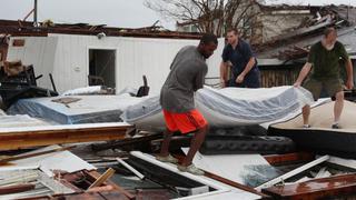 “Parece que 1,000 tornados pasaron por aquí”: familias cuentan cómo sobrevivieron al poderoso huracán Laura en Louisiana