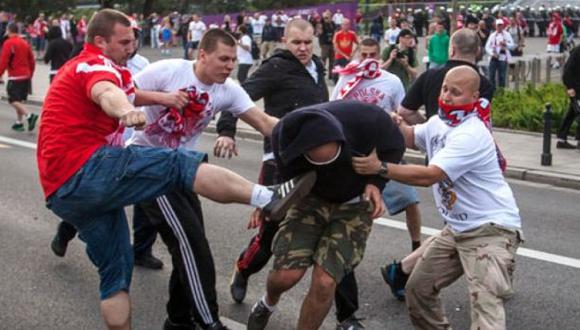 Eurocopa: "Hooligans" expulsados de Francia amenazan con volver