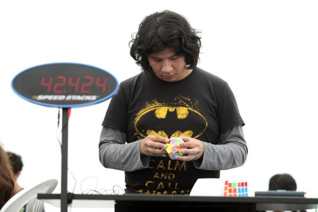 Jóvenes compiten en destreza para armar cubos de Rubik [FOTOS] - 4