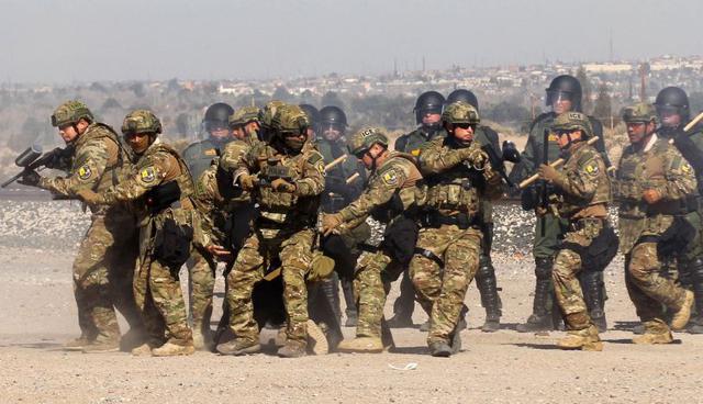 "Entrenamiento de fuerza" de agentes fronterizos de EE.UU. sorprende a vecinos mexicanos. (Foto: AFP)