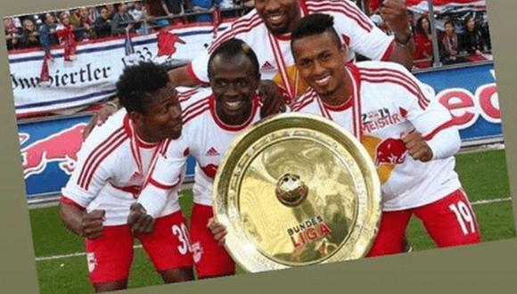 Sadio Mané (al centro) y Yordy Reyna sostienen el trofeo de campeones en el Salzburgo. Coincidieron tres años en el club austríaco y se hicieron amigos. FOTO: Reuters.