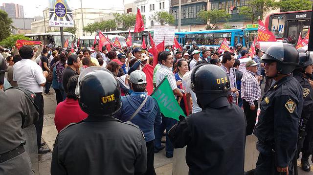 Segundo día de marcha de trabajadores estatales en Av. Abancay - 12