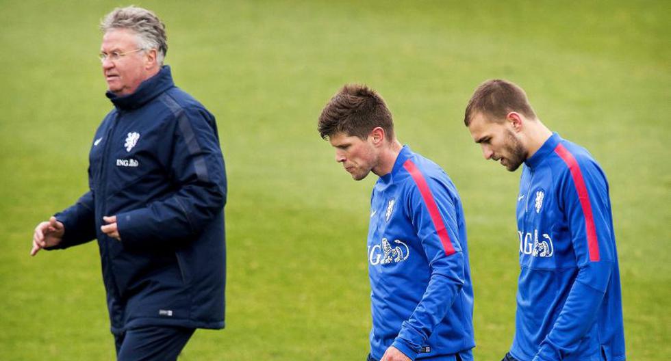Guus Hiddink (i), junto a sus jugadores, Klaas-Jan Huntelaar (c) y Bas Dost. (Foto: EFE)