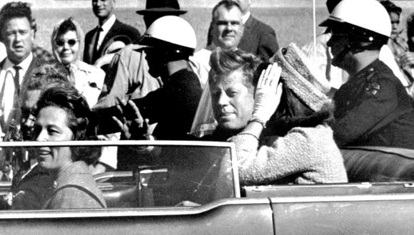 Minutos antes de que varios balazos acabaron son su vida, John F. Kennedy saluda al público durante una visita a Texas,
 Estados Unidos. (Foto: AP)