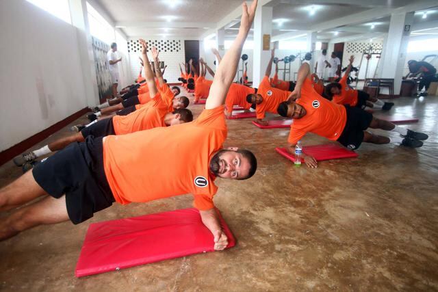 Universitario empezó su pretemporada con una indumentaria atípica debido al enfrentamiento con Umbro. (Foto: Facebook de la 'U')