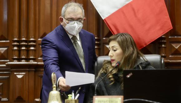 La tarde de este jueves se decidió que Cevasco Piedra (der.) reemplace a Hugo Rovira en este cargo. (Foto: Congreso)