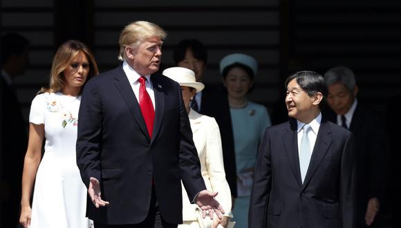 Trump llegó al palacio imperial acompañado de su esposa, Melania. Fue recibido por el emperador Naruhito y la emperatriz Masako, además de Shinzo Abe y otros miembros de la familia imperial. (AP)