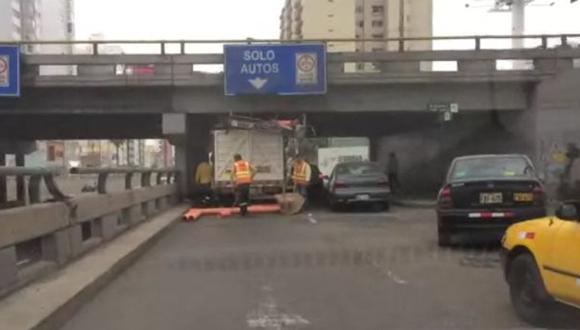 Camión atascado en puente de Av. Brasil con cartel ‘solo autos’
