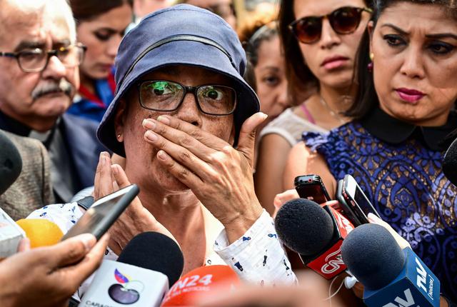 Convocados por su esposa Naky Soto, numerosos ciudadanos y periodistas protestan ante la sede de la Fiscalía de Venezuela para exigir la liberación periodista Luis Carlos Díaz, detenido el lunes por agentes de inteligencia. (AFP)