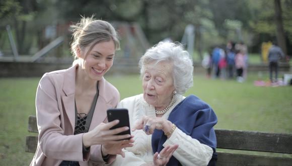 ¿Cómo configurar un smartphone para que los adultos mayores puedan usarlo? (Foto: Pexels)