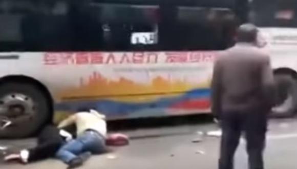 China: autobús secuestrado arrolla peatones y deja al menos 5 muertos y 21 heridos. (Captura de video).
