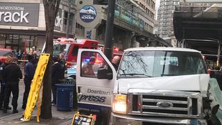 Camioneta irrumpe en acera y arrolla a varias personas en Seattle