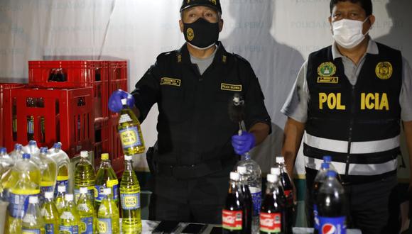 El jefe de la División Policial Oeste, coronel PNP César Prudencio, indicó que cuatro personas fueron intervenidas. Además, se incautaron 52 cajas de gaseosas adulteradas. (Foto: César Bueno - El Comercio)