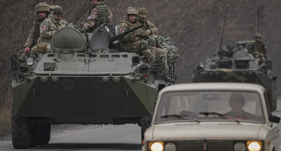 Fuerzas de Ucrania se alistan para el combate contra las tropas de Rusia. (Foto: AP).