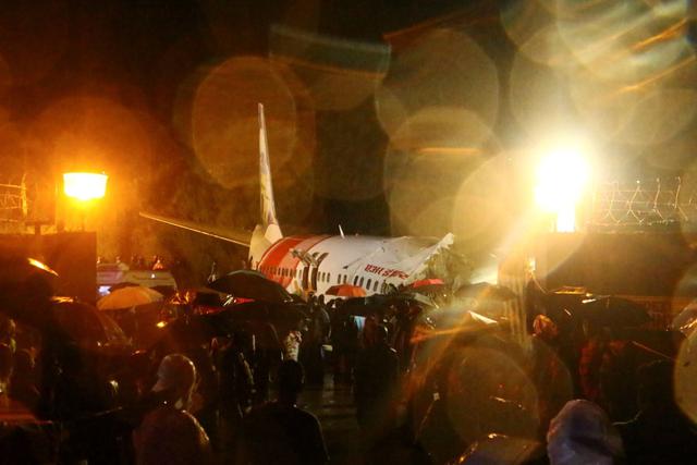 Los rescatistas buscan sobrevivientes luego de que un avión de pasajeros se estrellara cuando sobrepasara la pista del aeropuerto de Kozhikode, sur de India. (REUTERS/Stringer).