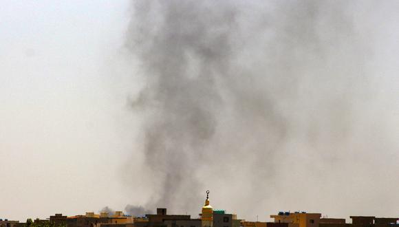 El humo se eleva sobre los edificios en Jartum, devastada por la guerra, el 21 de mayo de 2023. (Foto de AFP)