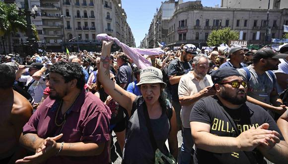Gente participa en una manifestación frente al Congreso argentino durante un paro nacional contra el gobierno de Javier Milei en Buenos Aires, el 24 de enero de 2024. (Foto de Luis ROBAYO / AFP)