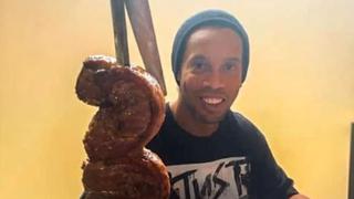 Con carnes y una torta preparada por los reos: así pasó Ronaldinho su cumpleaños 40 en prisión [FOTO]