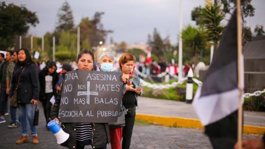 Ciudadanos llegaron con diversos carteles contra el gobierno de la presidenta Boluarte.