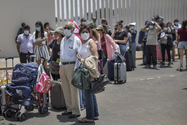 Pasajeros reclaman en la puerta principal del Aeropuerto Internacional Jorge Chávez, tras quedar varados en plena cuarentena. La mayoría de ellos tenía como destino Arequipa (Foto: Anthony Niño de Guzmán).