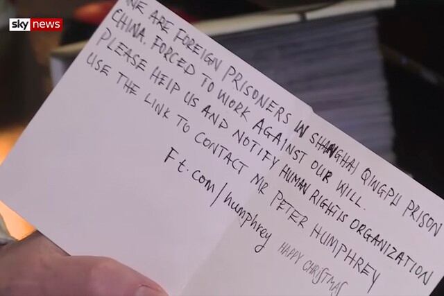 Una niña inglesa descubrió en una tarjeta de Navidad un mensaje de auxilio de un preso chino. (Sky News)