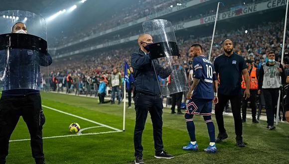 Neymar no podía ejecutar los tiros de esquina con normalidad debido a la hostilidad de los hinchas del Marsella | Foto: AP