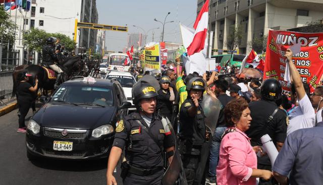Comerciantes rechazan el cierre de la zona comercial de Gamarra y señalan que están sufriendo pérdidas económicas. (Foto: Juan Ponce / El Comercio)