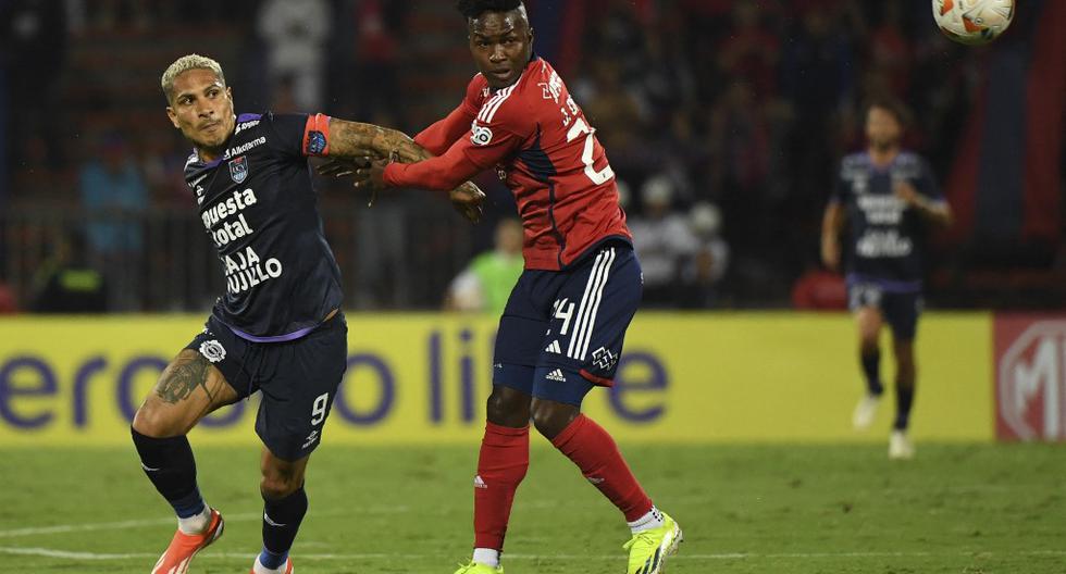 Cesar Vallejo's forward Paolo Guerrero (L) and Independiente Medellin's defender Jose Ortiz fight for the ball during the Copa Sudamericana group stage first leg match between Colombia's Independiente Medellin and Peru's Universidad Cesar Vallejo at the Atanasio Girardot Stadium in Medellin, Colombia, on April 10, 2024. (Photo by Jaime SALDARRIAGA / AFP)