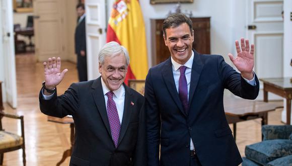 El presidente chileno, Sebastián Piñera (i), y el primer ministro español, Pedro Sánchez, saludan mientras posan para fotografías durante una reunión en el Palacio Presidencial de La Moneda en Santiago el 27 de agosto de 2018 | Foto: Martín BERNETTI / AFP