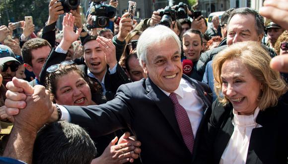 Sebastián Piñera en las afueras del palacio de La Moneda tras conocerse el fallo de La Haya. (AFP).