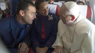 El Papa explicó por qué casó a una pareja en su vuelo a Iquique
