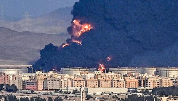 El humo sale de una instalación de almacenamiento de petróleo de Aramco en la ciudad costera de Jeddah, en el Mar Rojo de Arabia Saudita, el 25 de marzo de 2022. (Foto: ANDREJ ISAKOVIC / AFP)