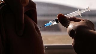 Chile anuncia mayores libertades para los vacunados contra el coronavirus y afloja las restricciones 