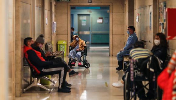 Personas esperan en la guardia médica este miércoles en el Hospital Posadas en la Provincia de Buenos Aires (Argentina). (Foto Referencial: EFE/Juan Ignacio Roncoroni).