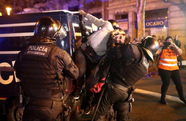 Segundo día de tensión en Cataluña tras condena a líderes separatistas. (Foto: Reuters).