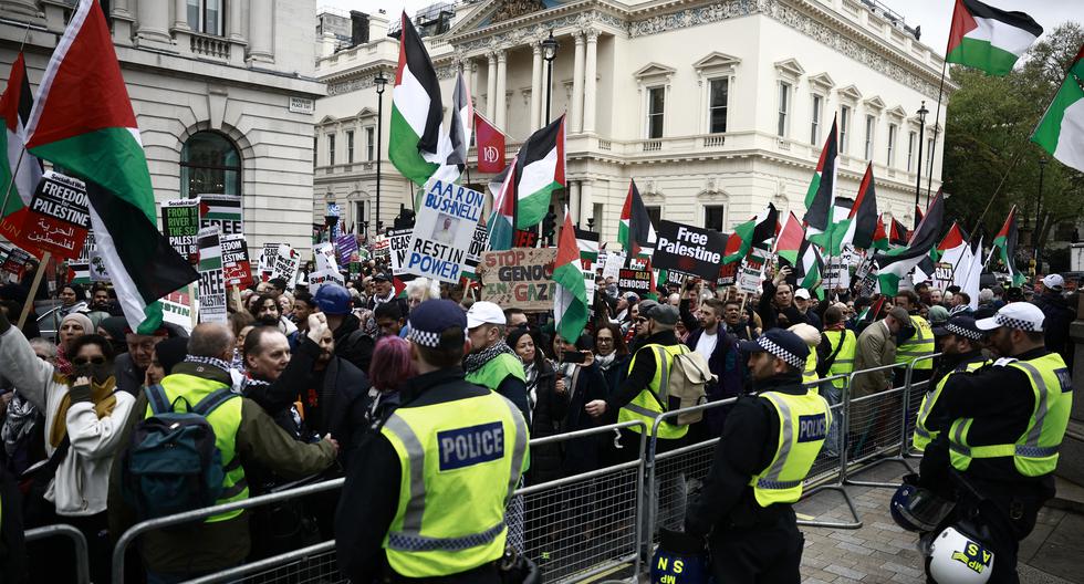 Tens of thousands of people in London call for ceasefire in Gaza